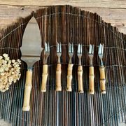 6 bamboo forks and a pie server