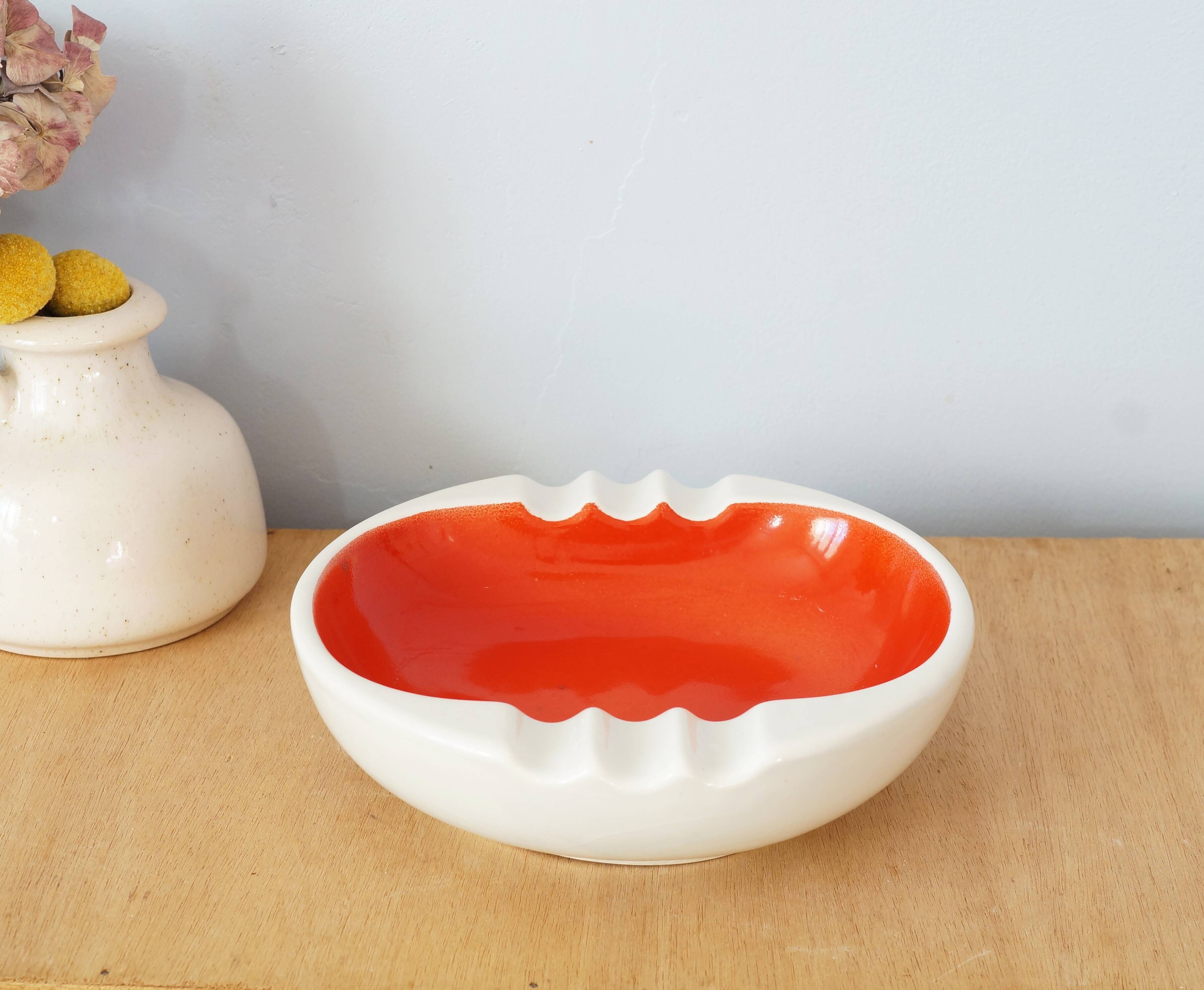 Large hollow ashtray in red and white earthenware, 50s or 60s