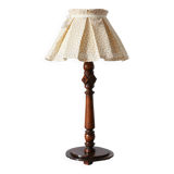 Lampe à poser, pied en bois sculpté et abat-jour plissé