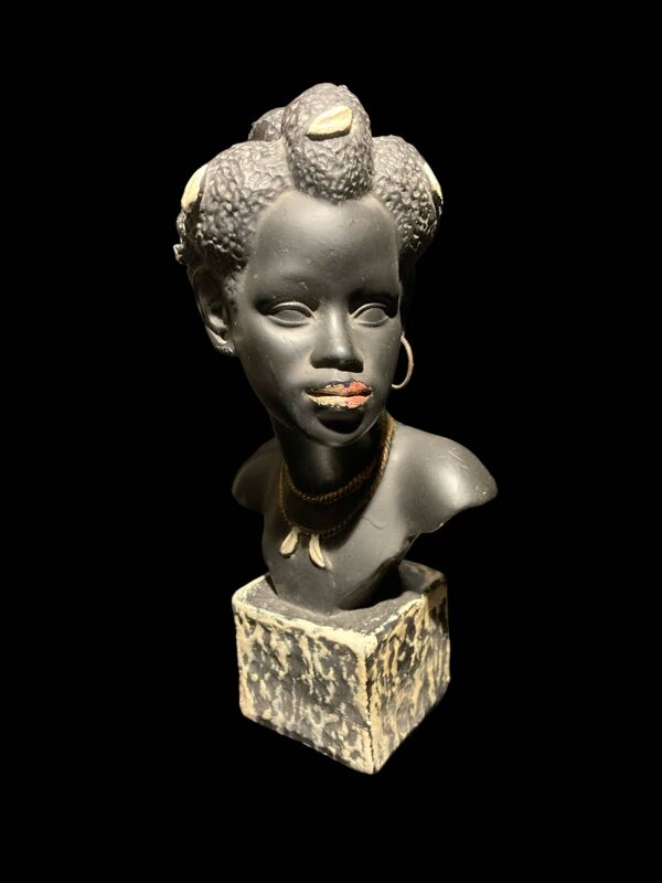Sculpture d'une femme noire en plâtre