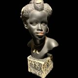 Sculpture d'une femme noire en plâtre