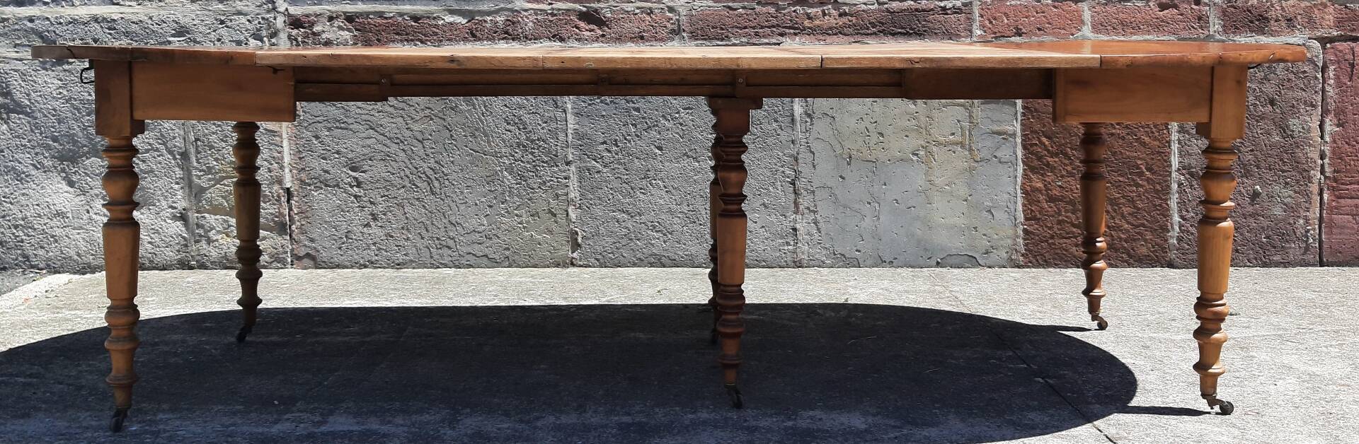 Extendable round table (with extensions and flaps), cherry wood.