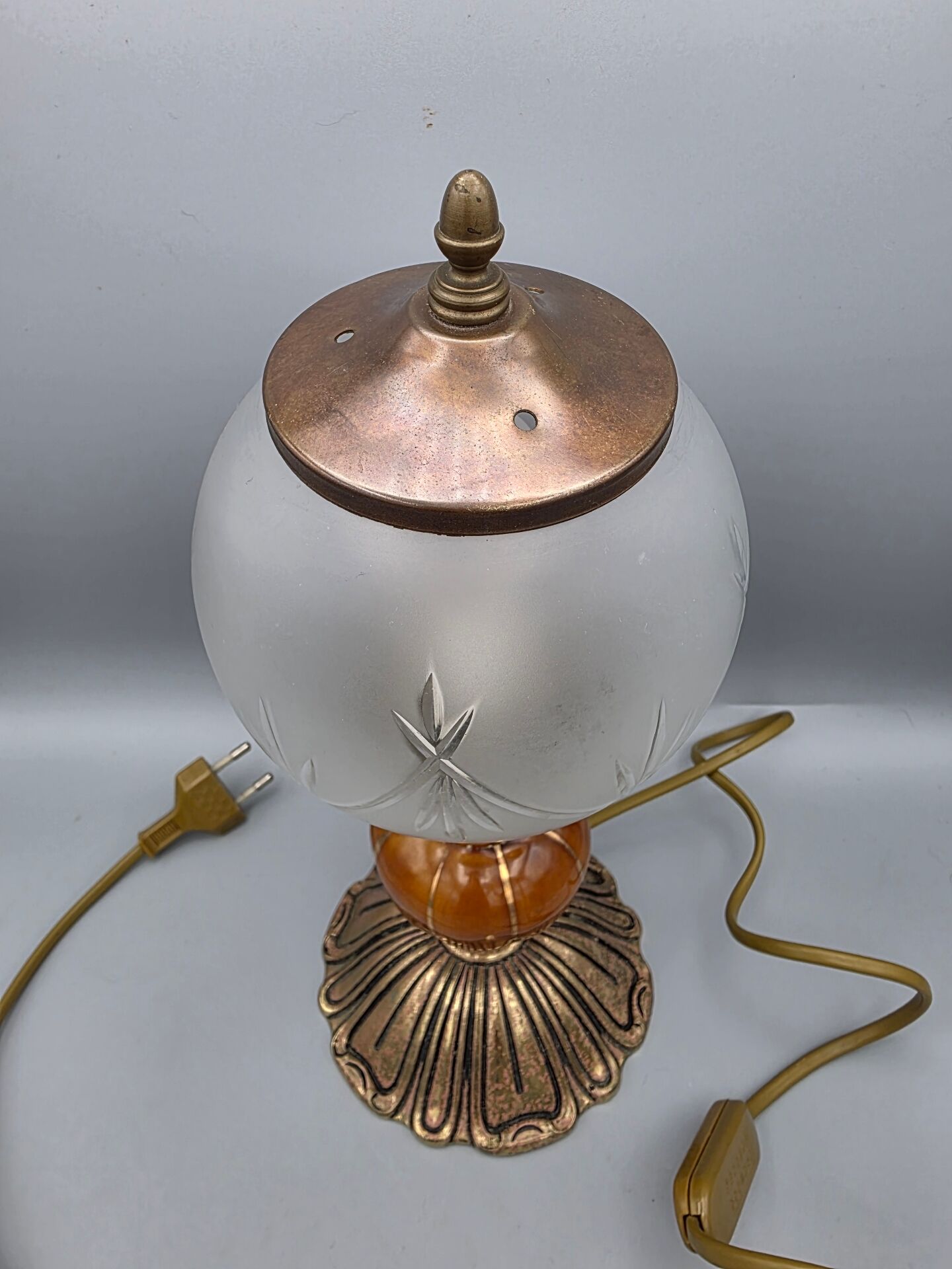 Hollywood Regency bedside lamp in gold metal with a glass globe.