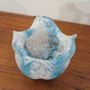Vase en pâte de verre bleu et blanc