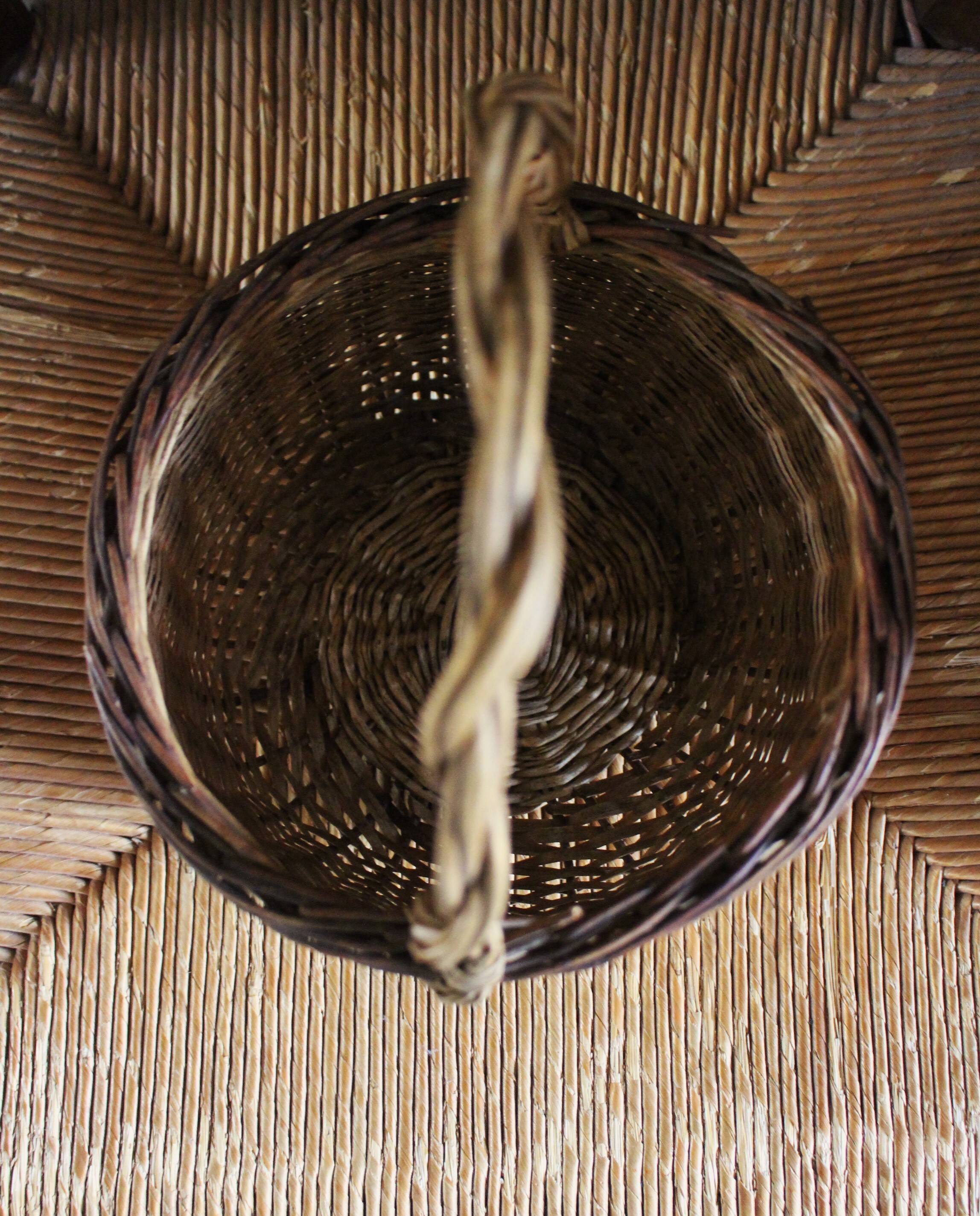 Small round wicker basket with one handle