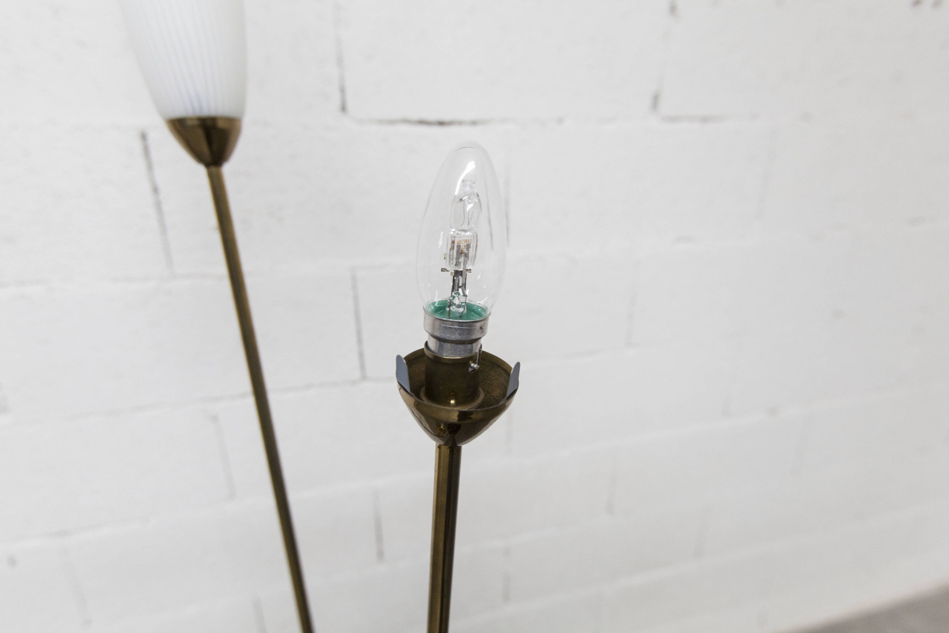 Lampadaire à 3 branches de 1960 laiton doré, fonte et opalines