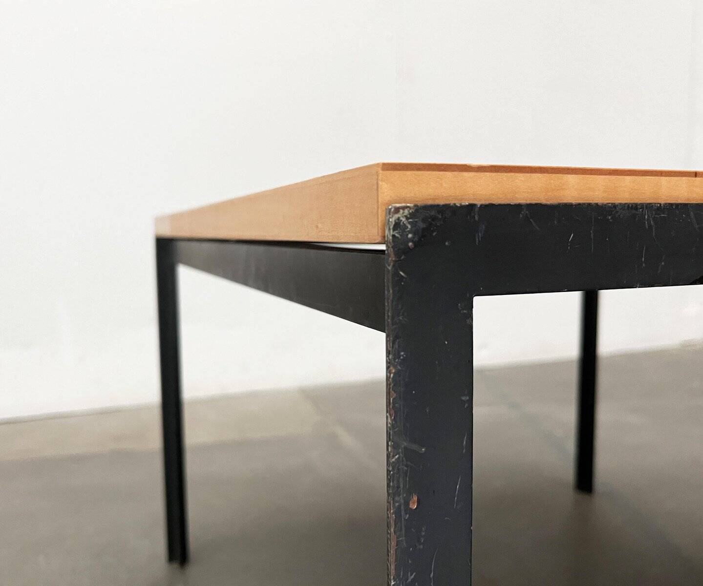 Mid-century minimalist side table model T-Angle 306 by Florence Knoll for Knoll International, 1950s.