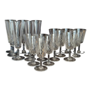 Set de 18 verres en cristal taillé