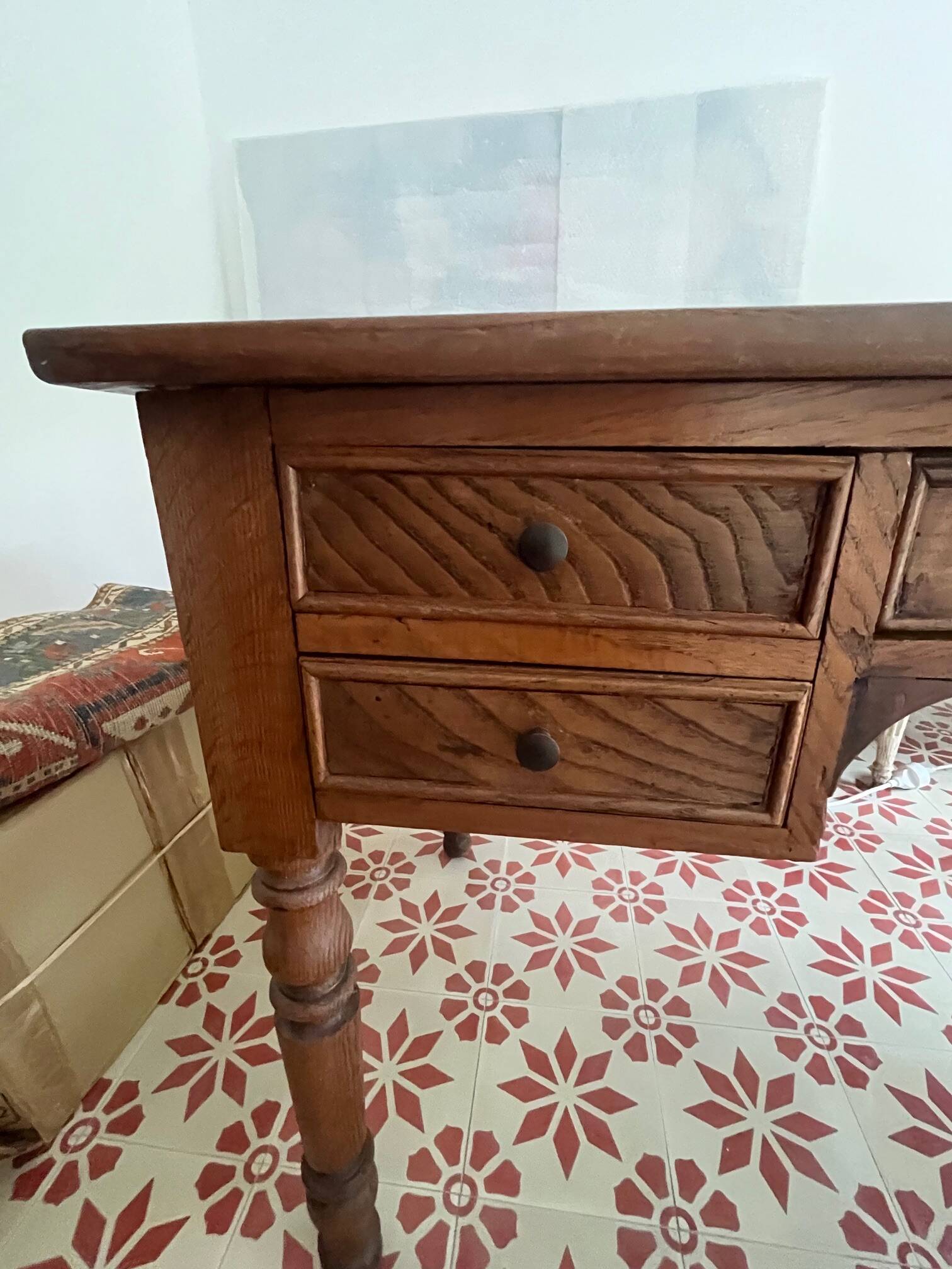 Desk with turned legs