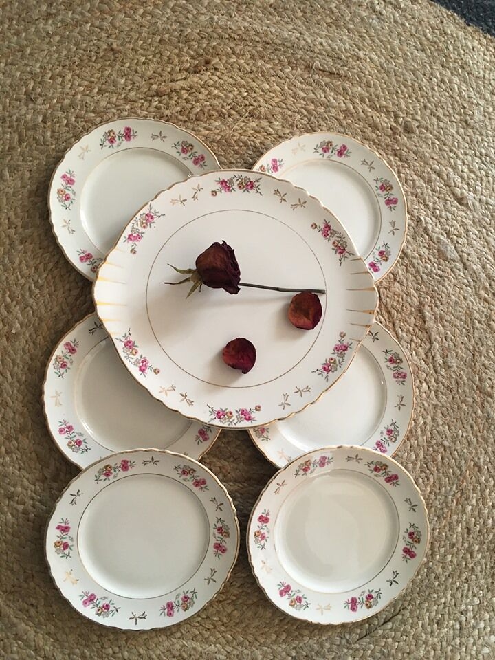 Serving dish with a light border