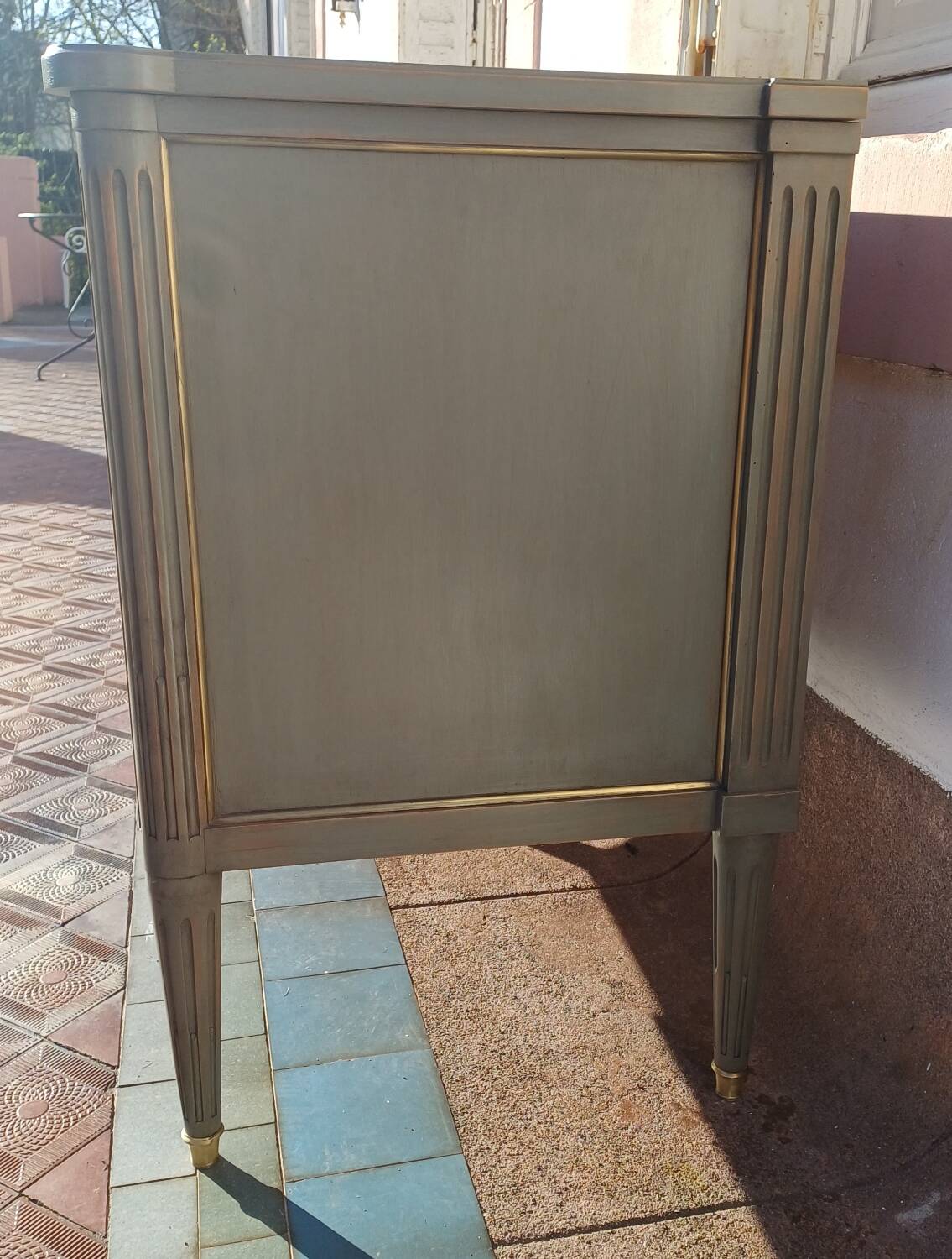 Louis XVI style patinated chest of drawers with 3 drawers.