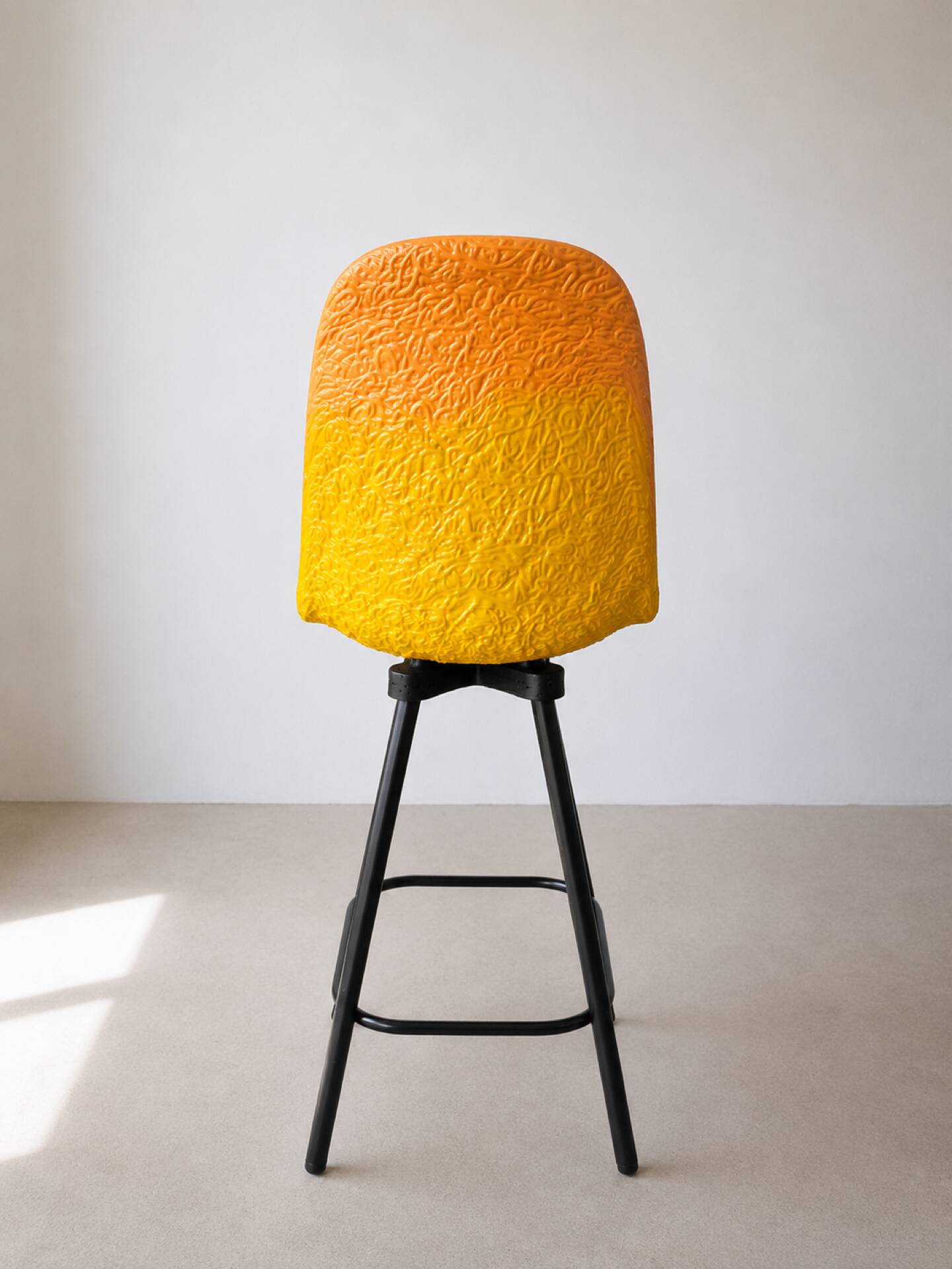 Lot de 4 tabourets de bar design sculptural – coques texturées bicolor
