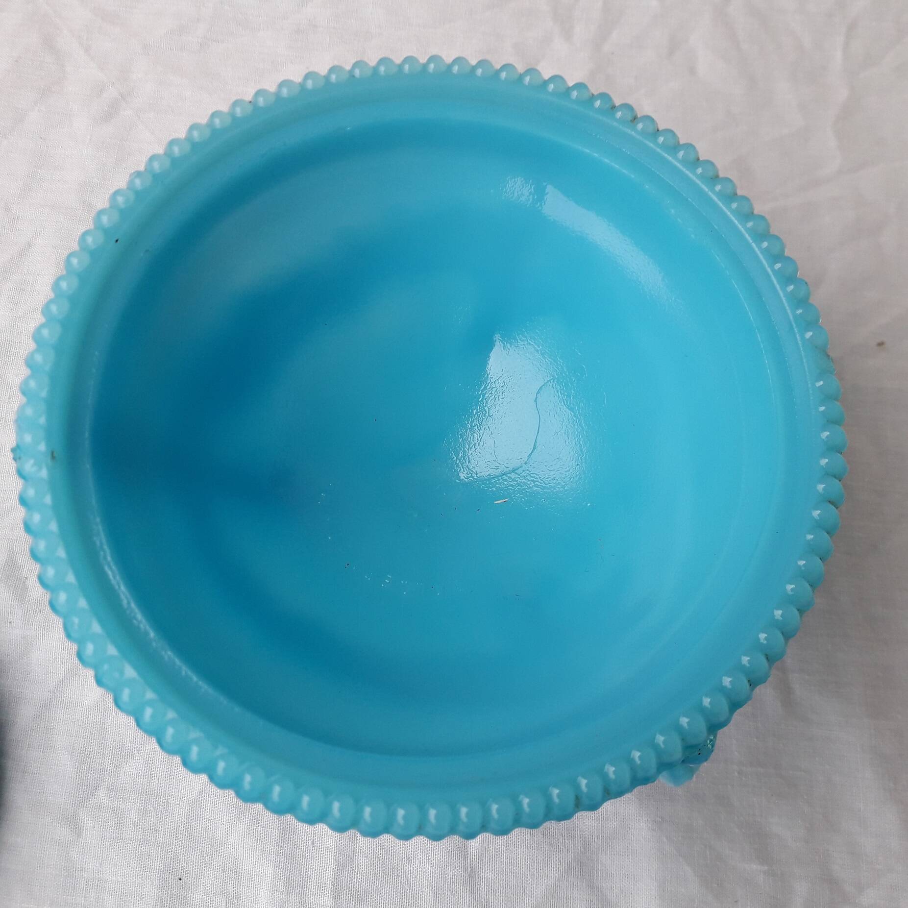 Bonbonnière en opaline bleue