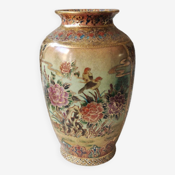 Vase signé Satsuma. Motifs oiseaux/Papillons/floraux sur fond nature sauvage. Réhauts dorés