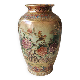 Vase signé Satsuma. Motifs oiseaux/Papillons/floraux sur fond nature sauvage. Réhauts dorés