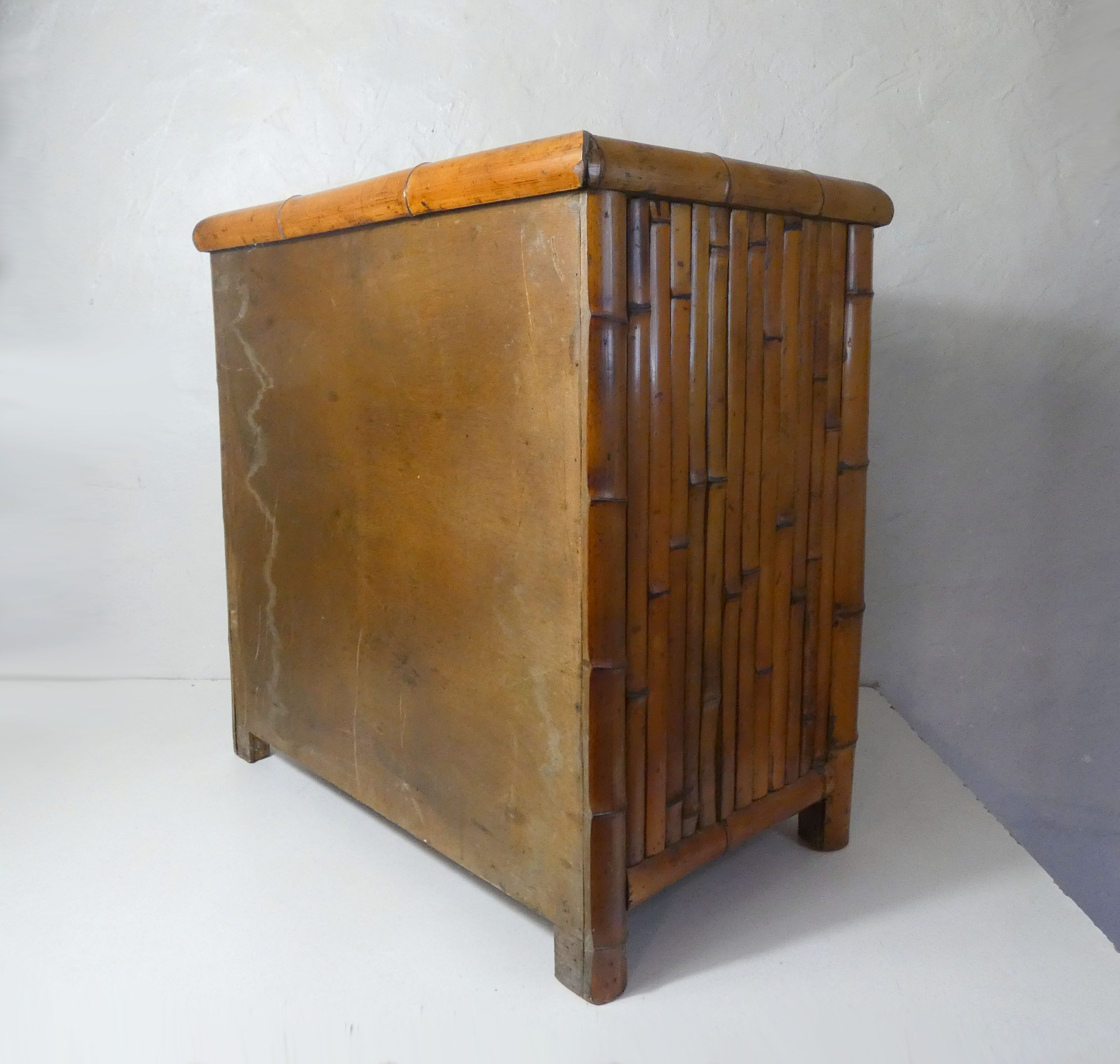 Meuble d'appoint chiffonnier en rotin bambou ethnique vintage