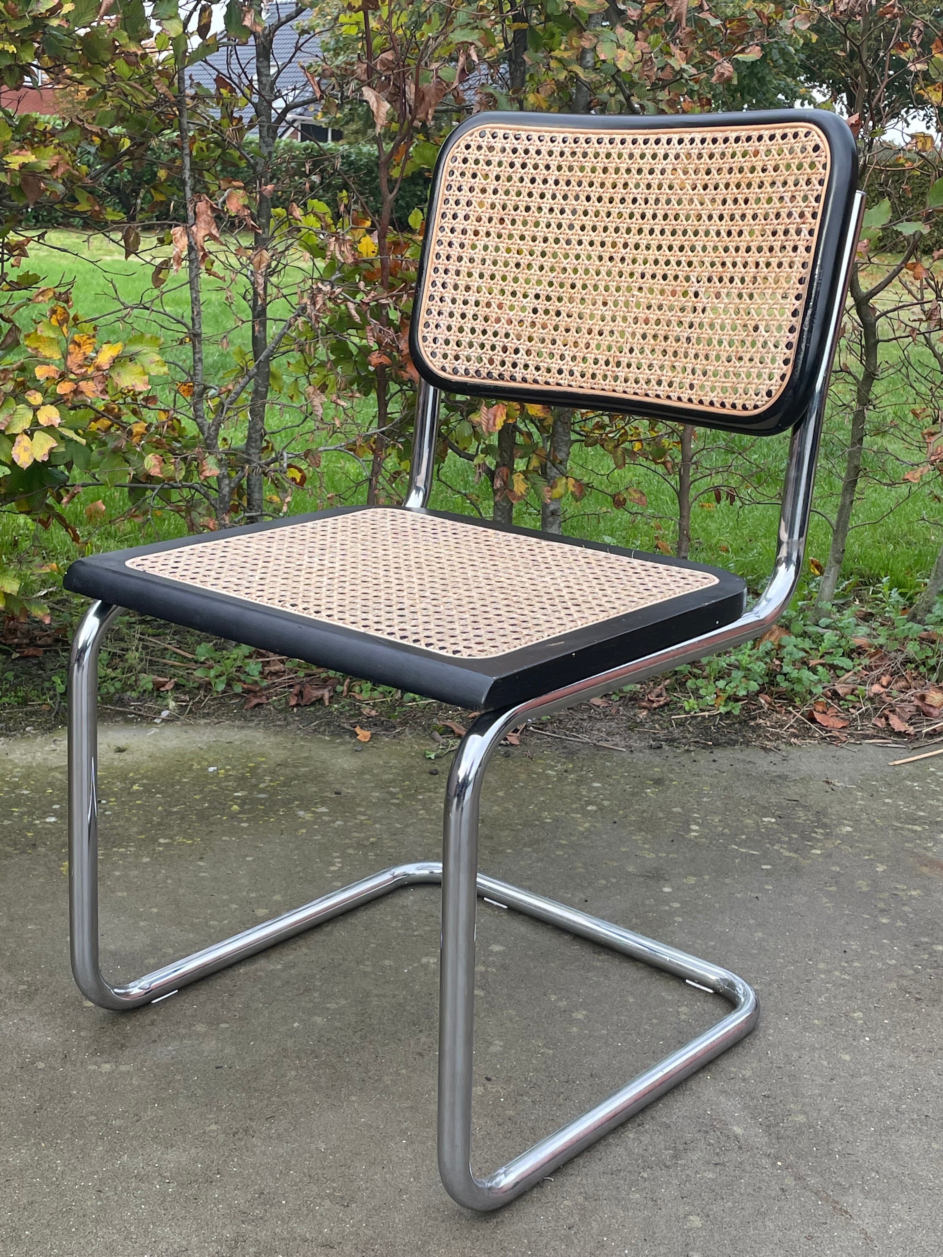 Chaise Cesca modèle b32 en chrome et noir par Marcel Breuer