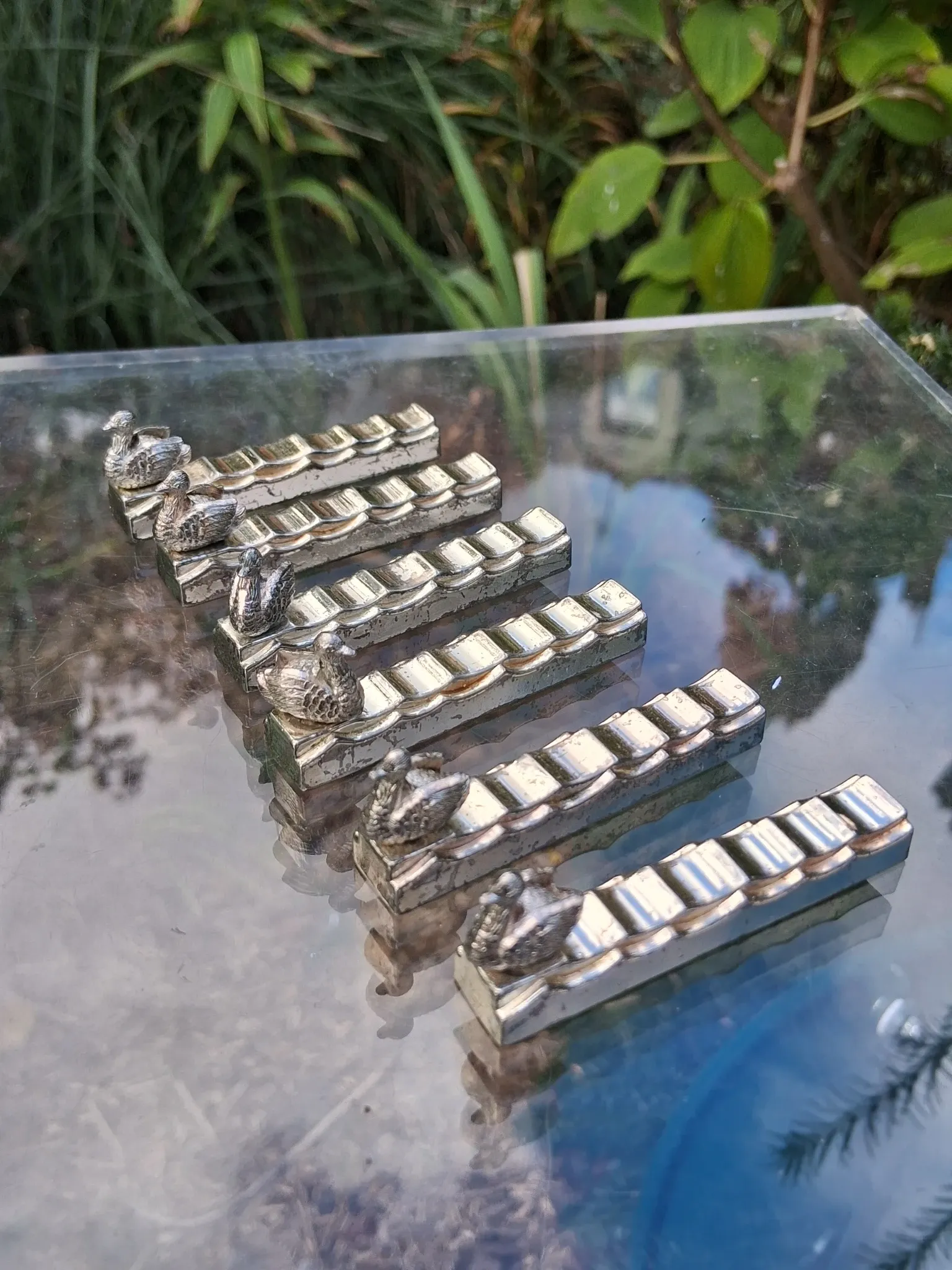 6 animal-shaped metal knife rests in very good condition.