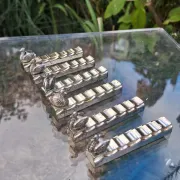 6 animal-shaped metal knife rests in very good condition.