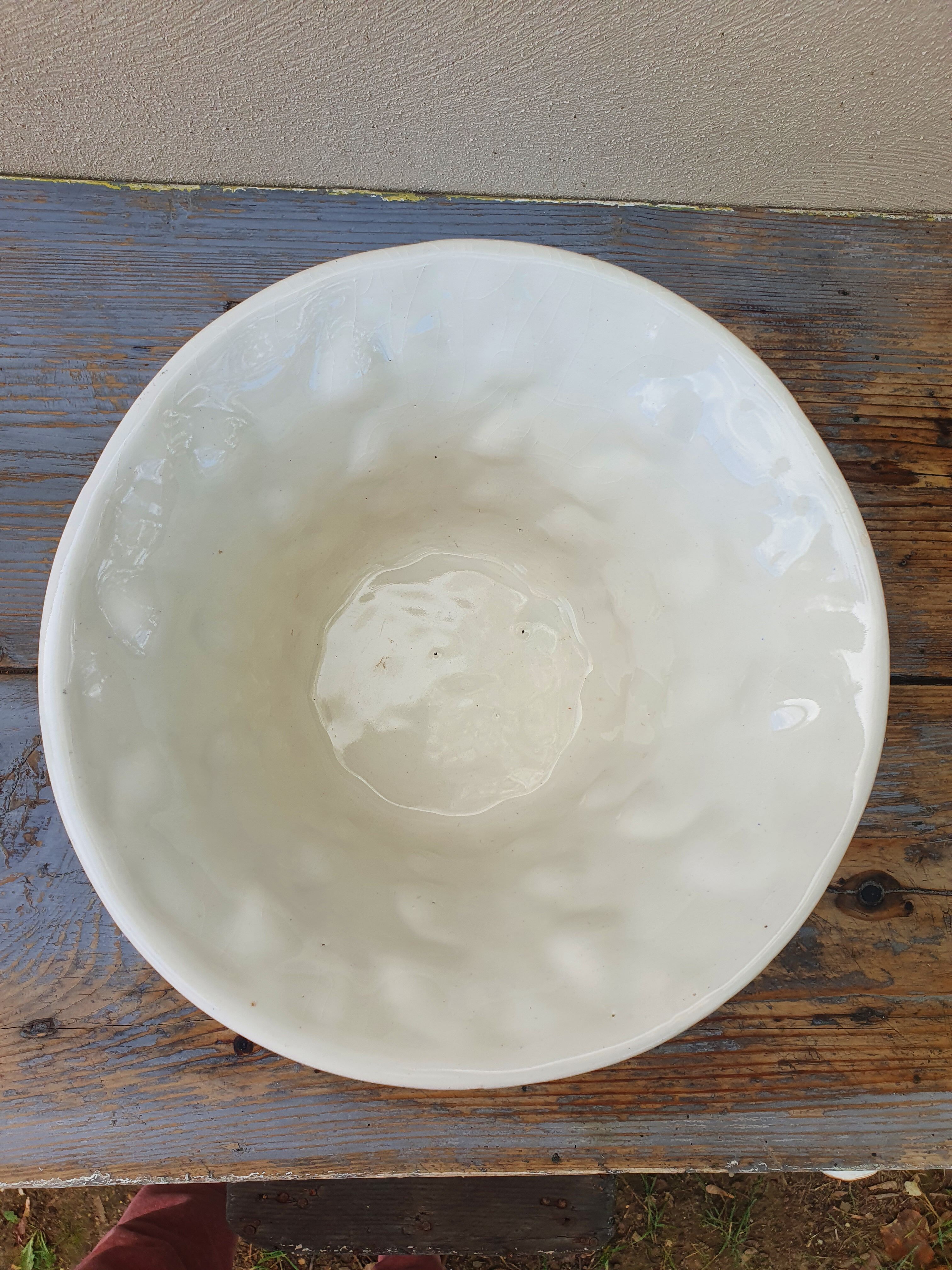 Important white earthenware pot cache with leafy decoration