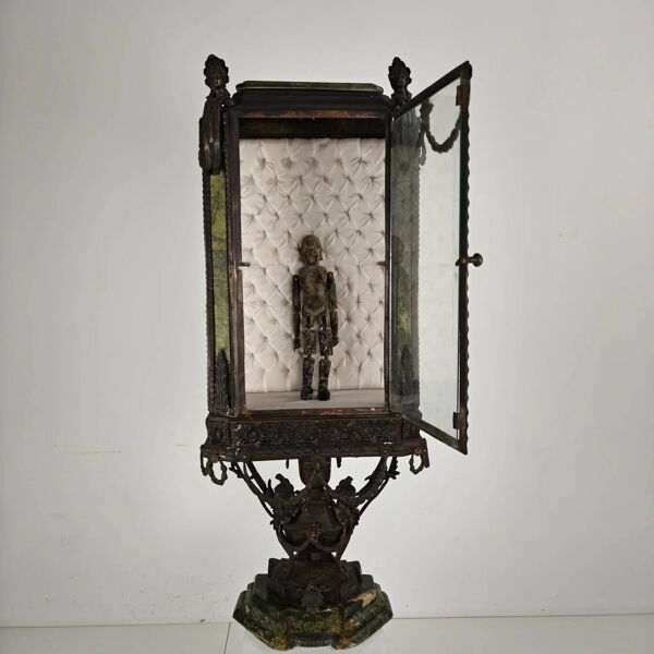 Cabinet de curiosités continental de style Louis XIV en zinc moulé et marbre vert – début du XXe siècle