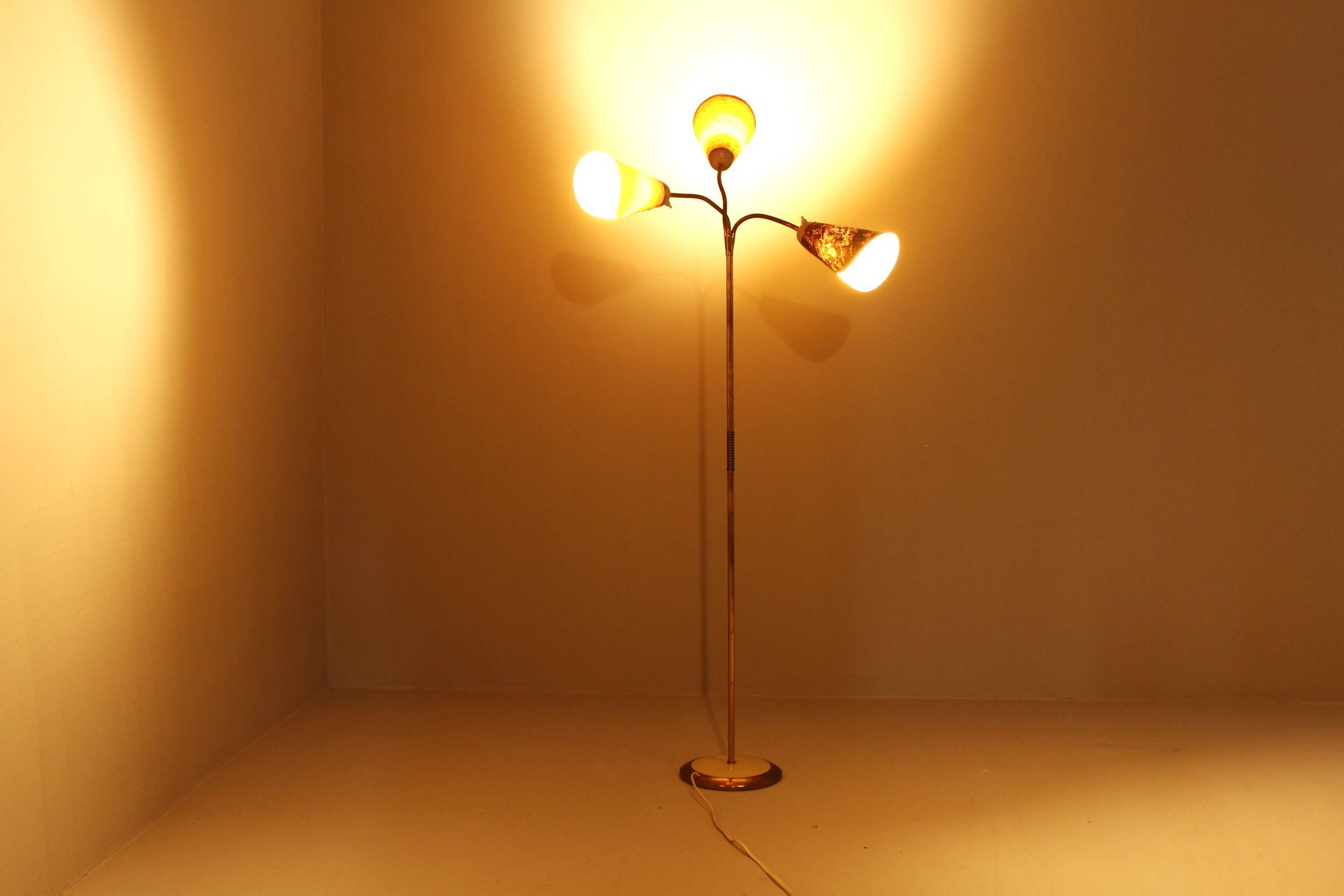 Lampadaire italien à trois lumières en laiton, années 1960
