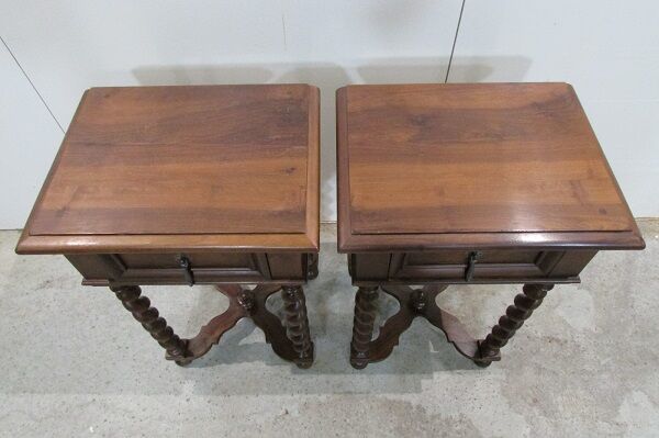 Paire de chevets Louis XIII en noyer
