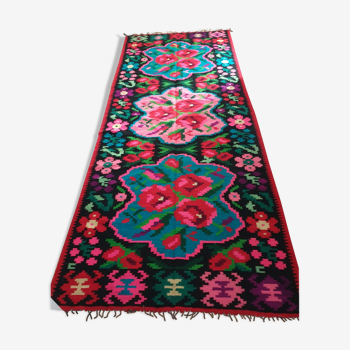 Kilim coloré sur le fond noir avec la conception florale