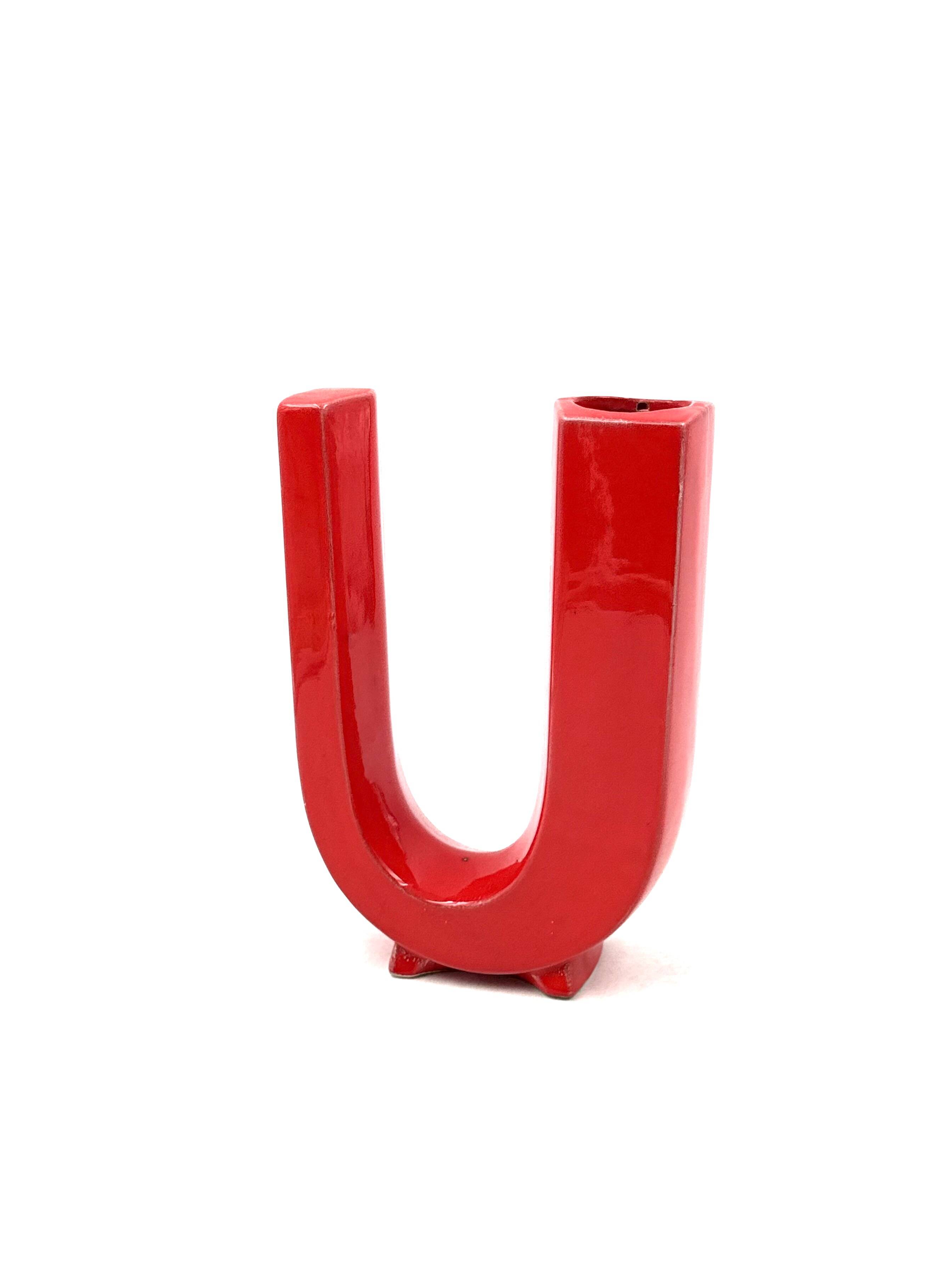 Space age red U letter ceramic solifleur vase, Marcel Radureau Francia 1970