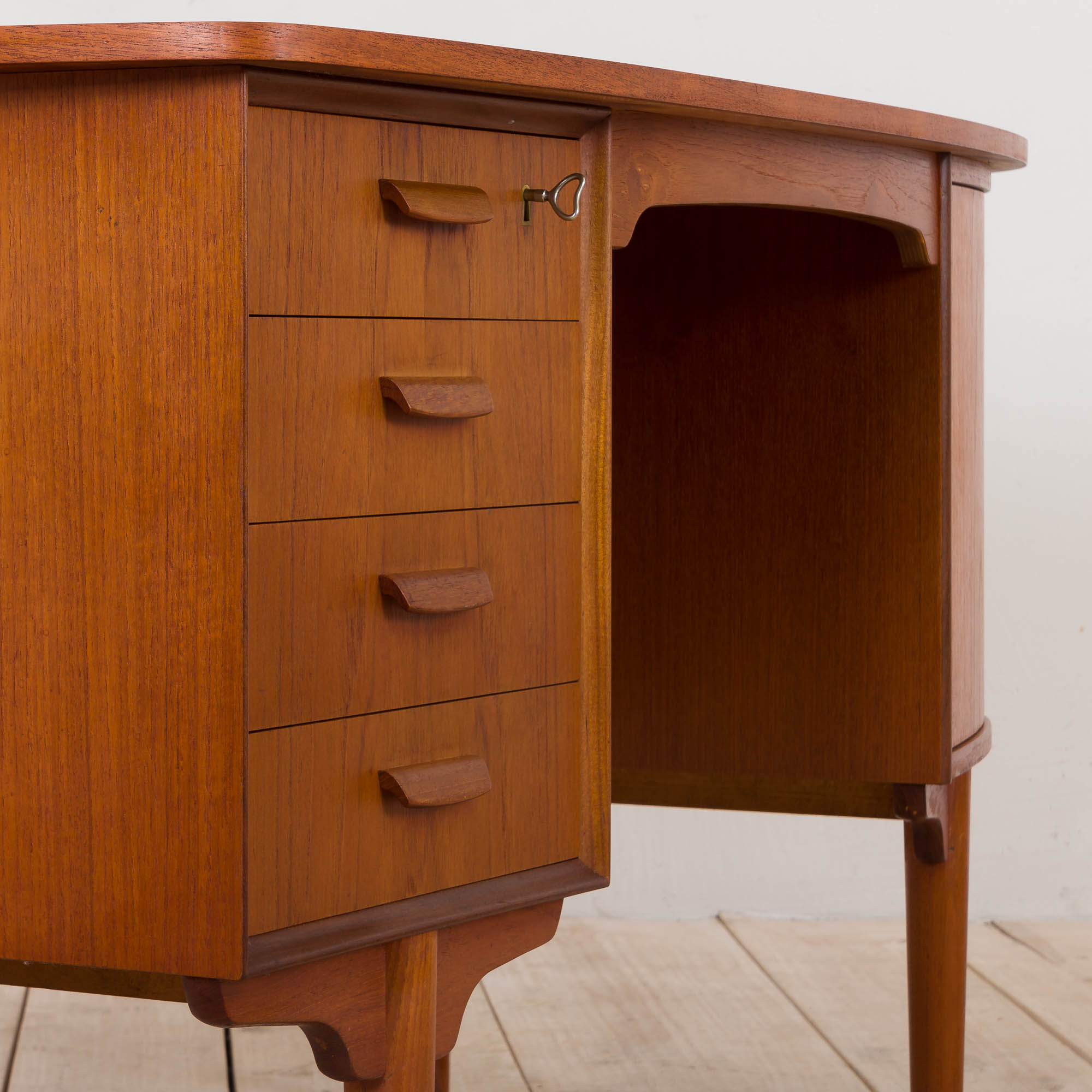 Mid Century free standing bullet shape executive teak desk by H.P. Hansen, Denmark, 1960s