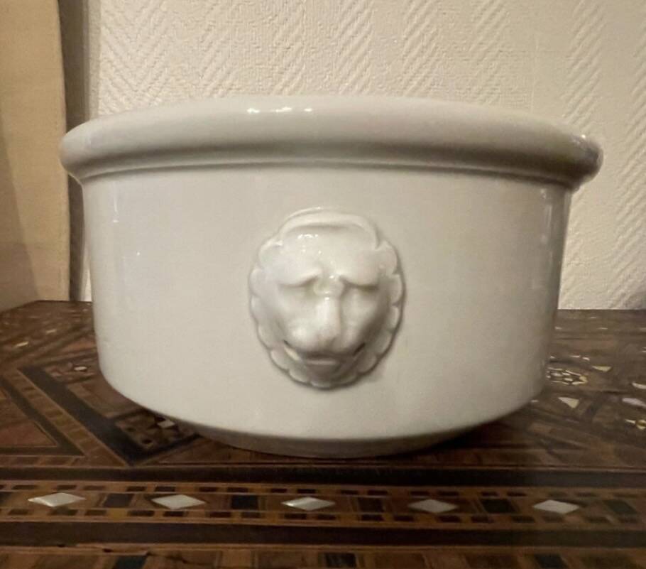Lion's head salad bowl