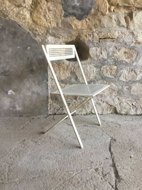 Chaise  pliante en métal perforé vintage