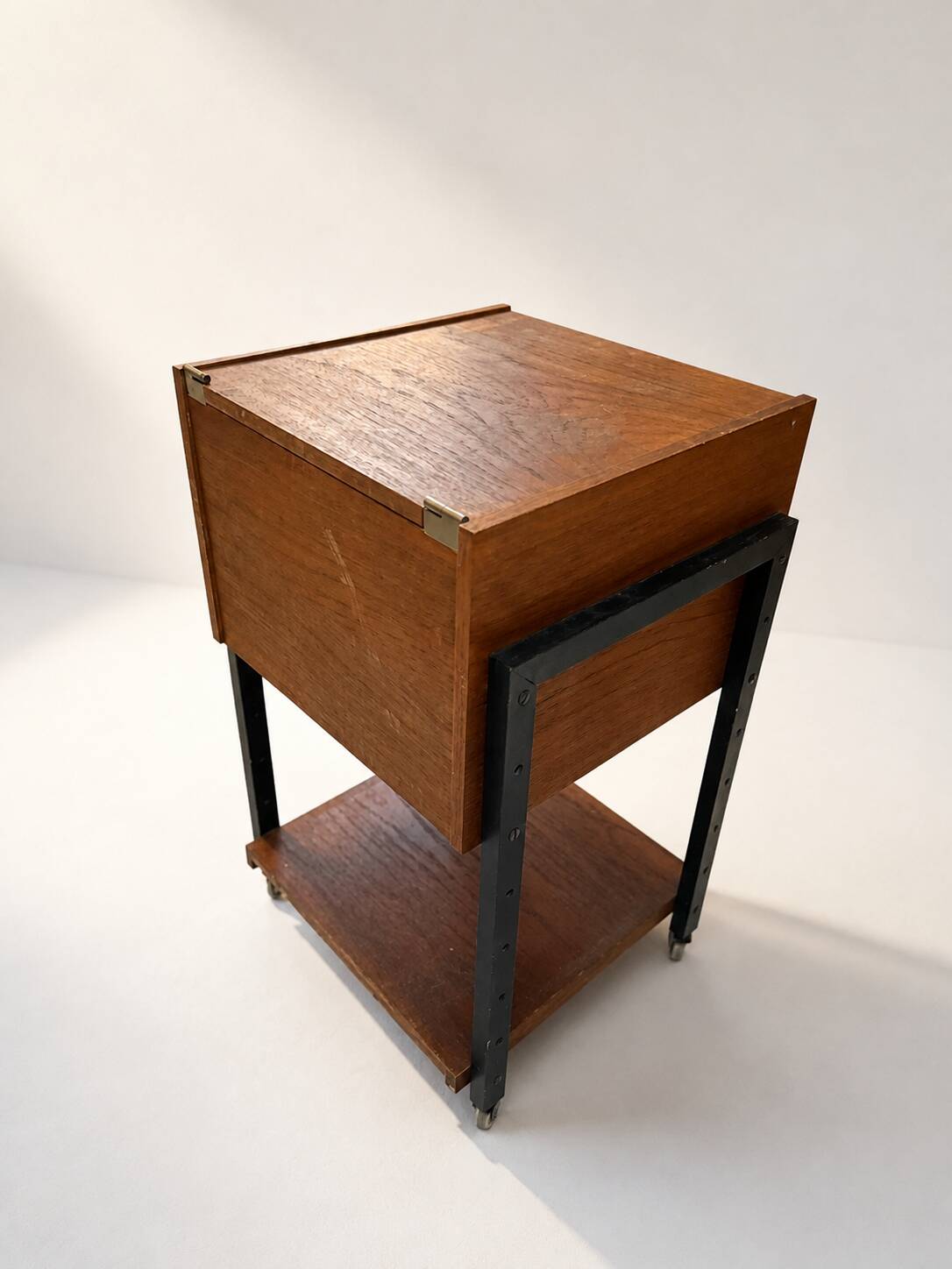 Table d'appoint / chariot des années 50 en bois et métal