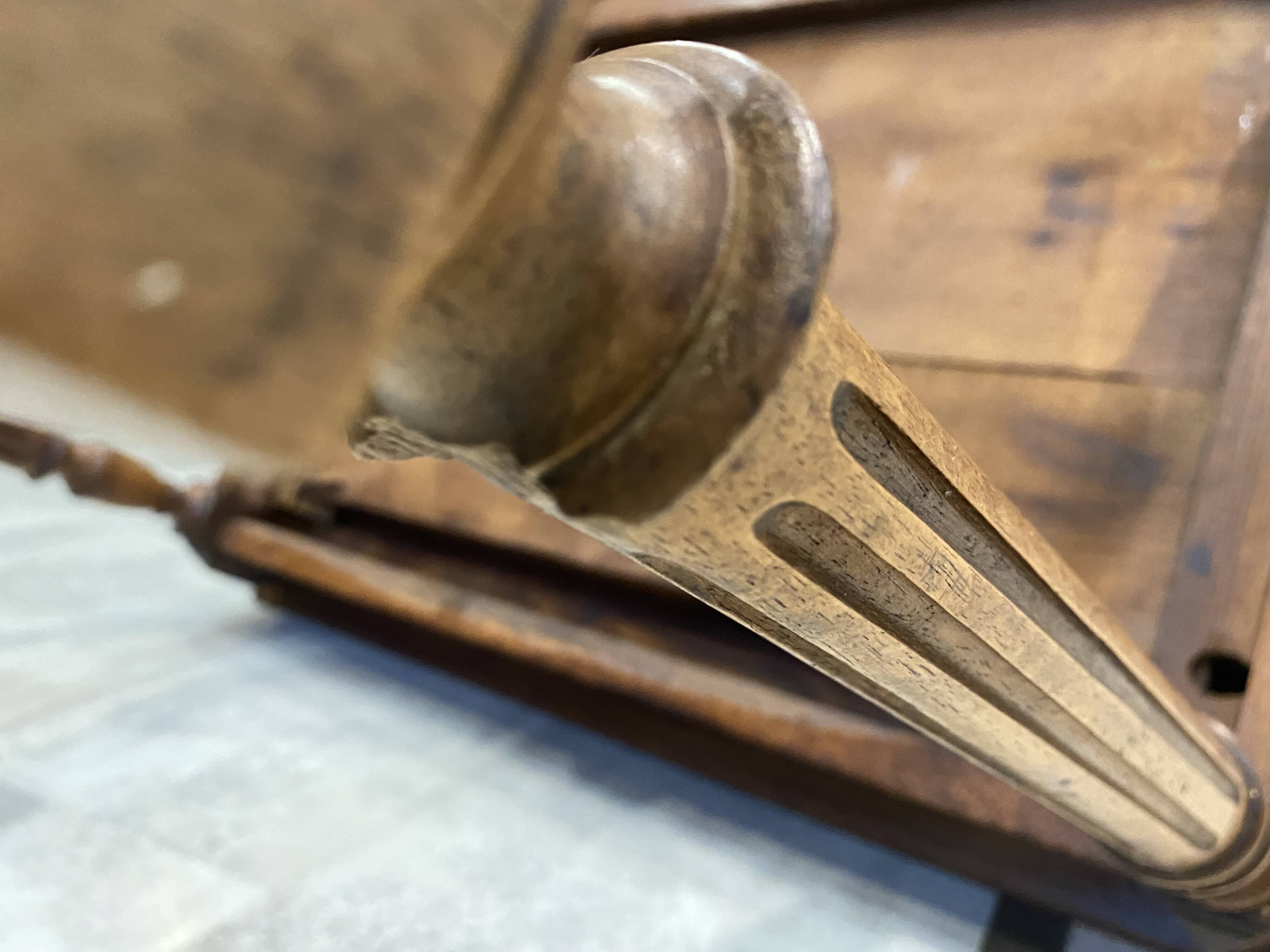 Bureau 1 tiroir en bois massif chêne pieds tournés et sculptés 89x62cm