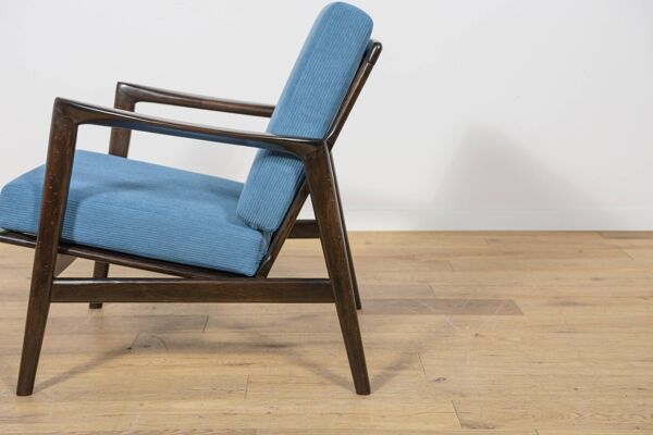 Modèle 300-139 fauteuil moderne du milieu du siècle de l'usine de meubles de Swarzędz.