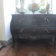 Commode baroque galbée noire style Louis XV