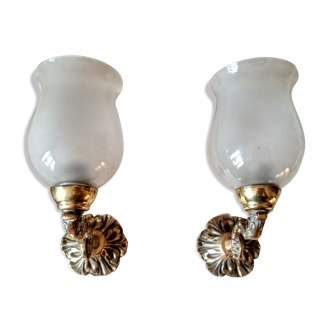 Paire d'appliques murales en bronze et tulipes en verre opaline
