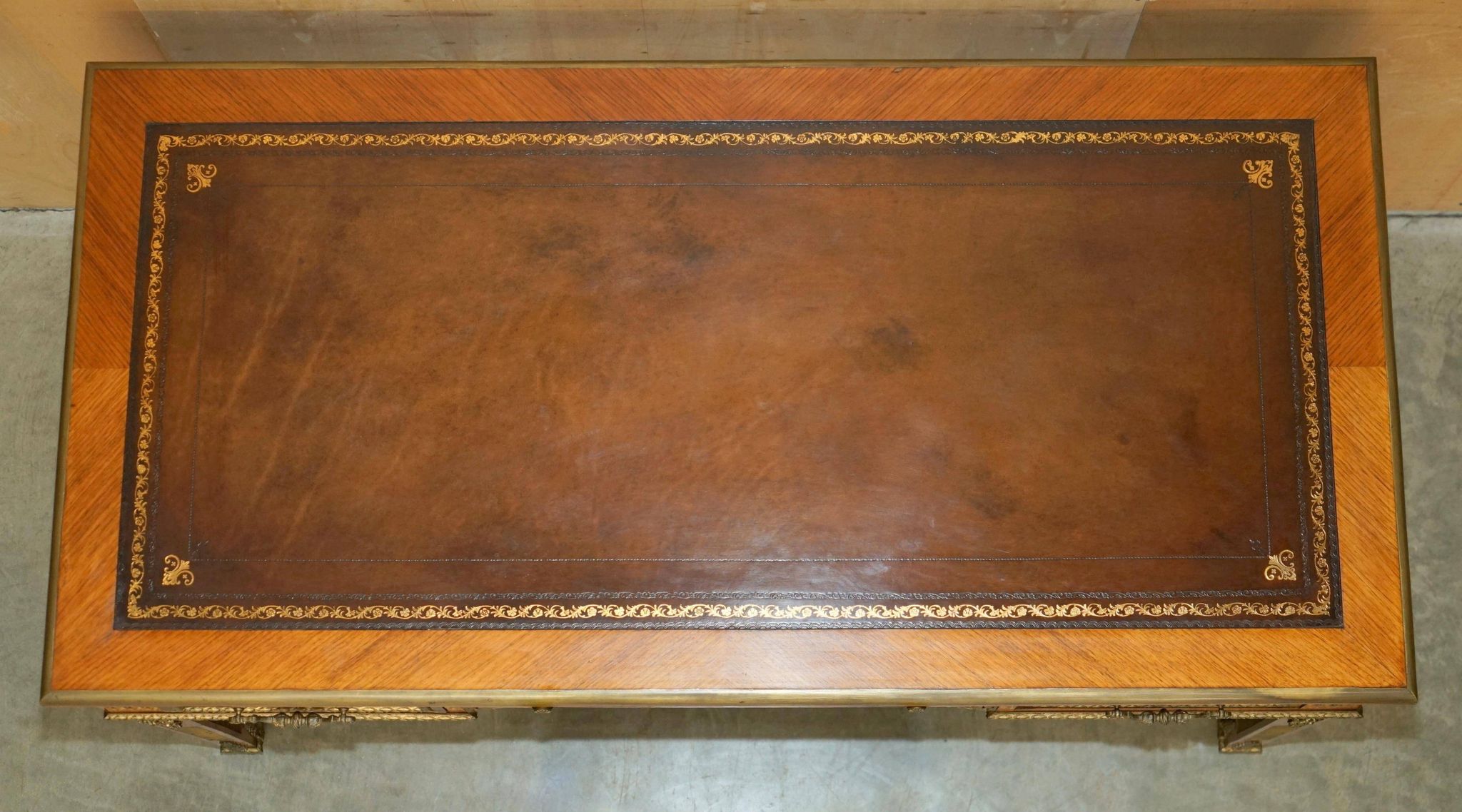 Bureau Plat Restauré Louis XVI Orné d'Ormolu Fin XIXe Siècle