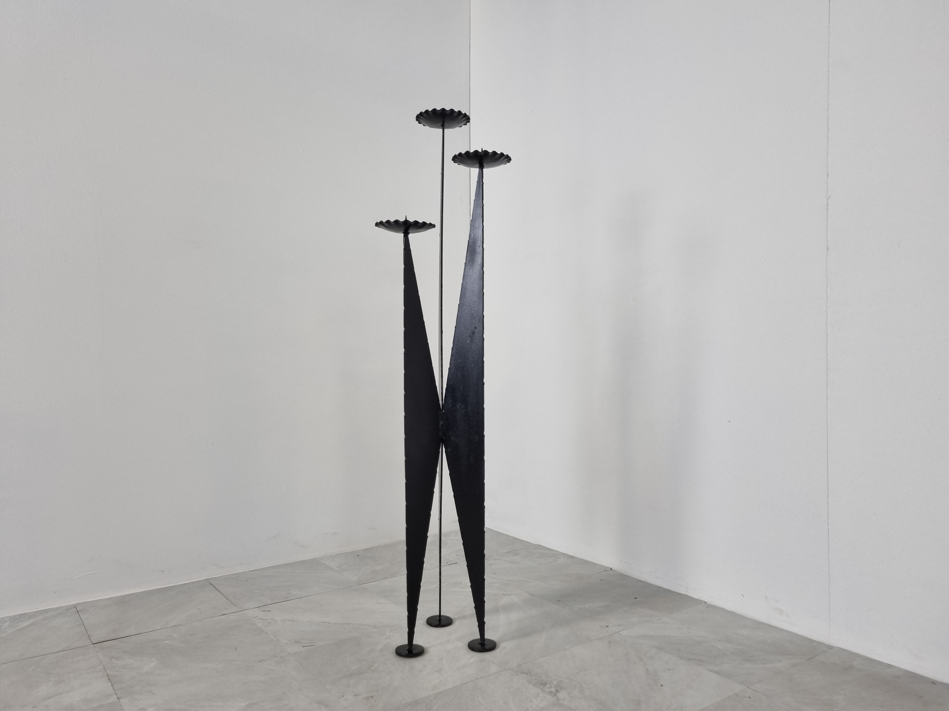 Chandelier brutaliste au sol années 1970