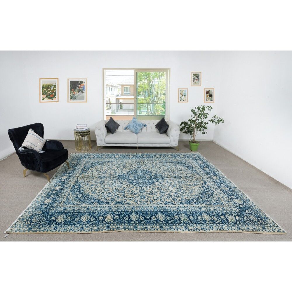 Vintage Handmade Turkish Oushak Rug. Excellent Condition