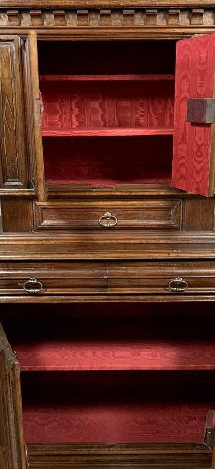 Cabinet buffet with two bodies in moulded walnut – Louis XIII period