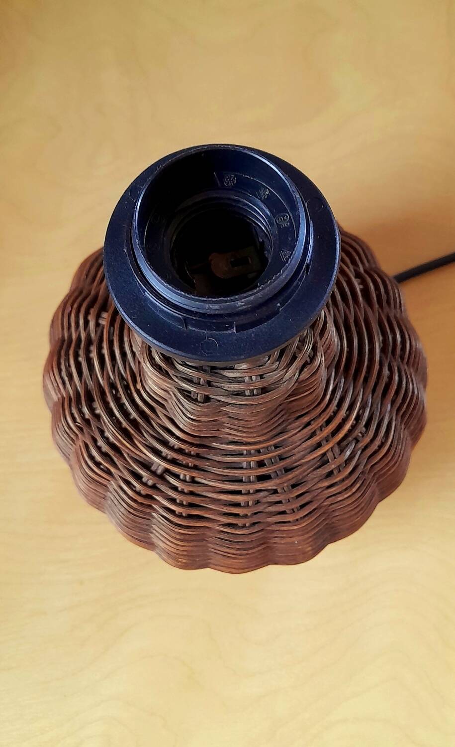 Woven wicker lamp