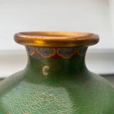 Une paire de vases cloisonnés