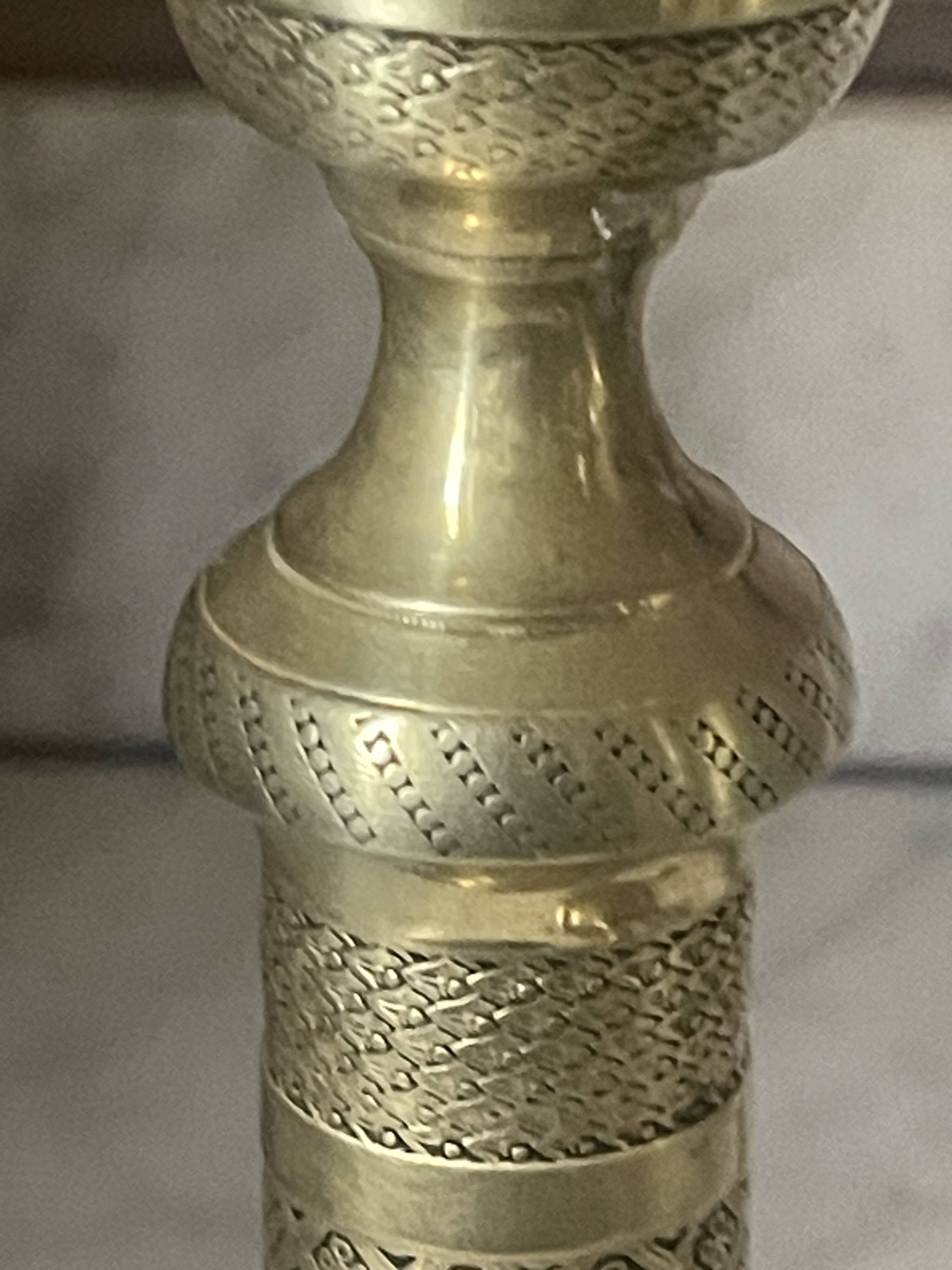 Pair of chiselled brass candlesticks from the 19th century.