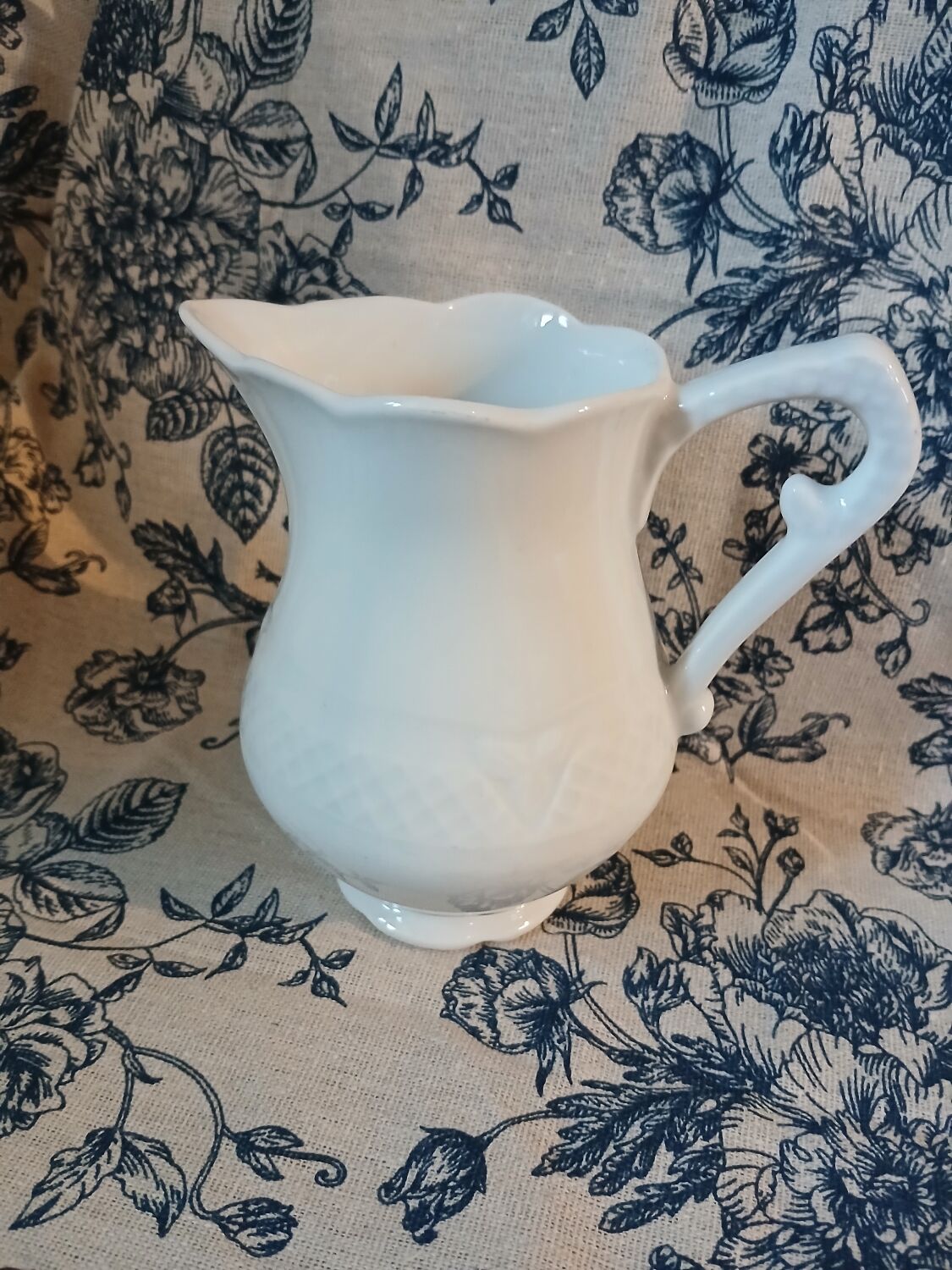 Petit pichet ancien en porcelaine 