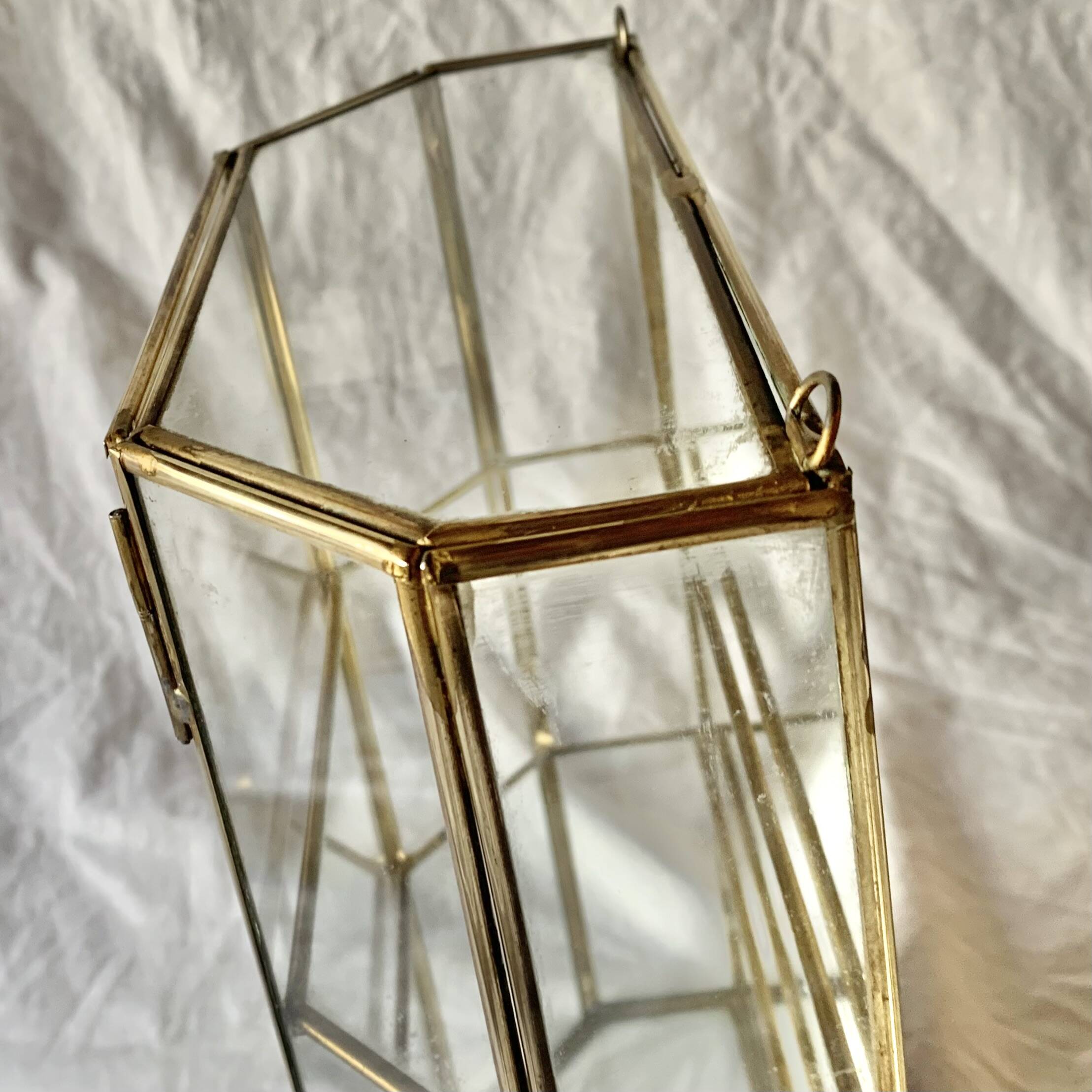 Small vintage display case in clear glass, mirrored glass and brass