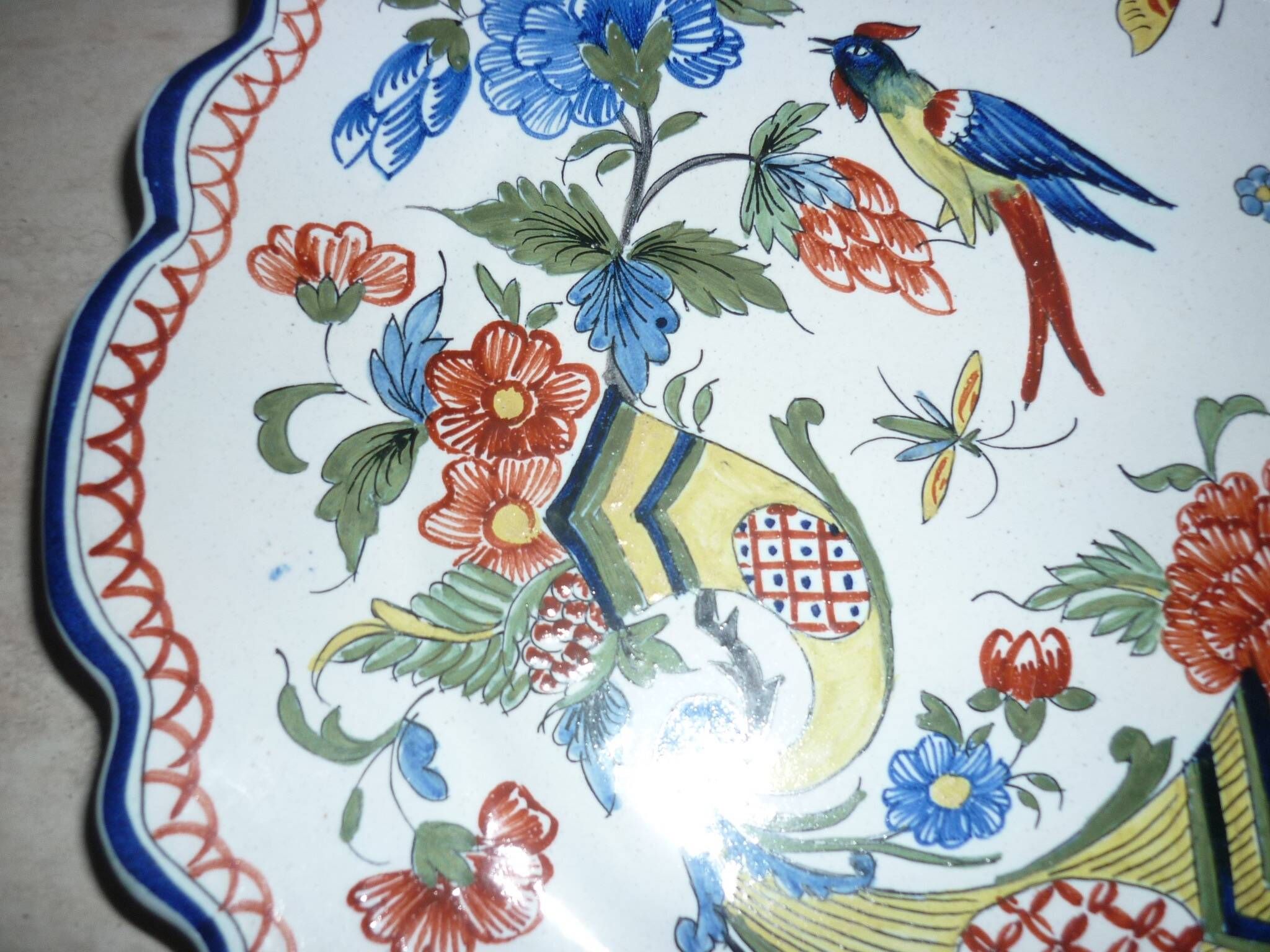 Assiette décorative oiseau et cornes d’abondance en céramique