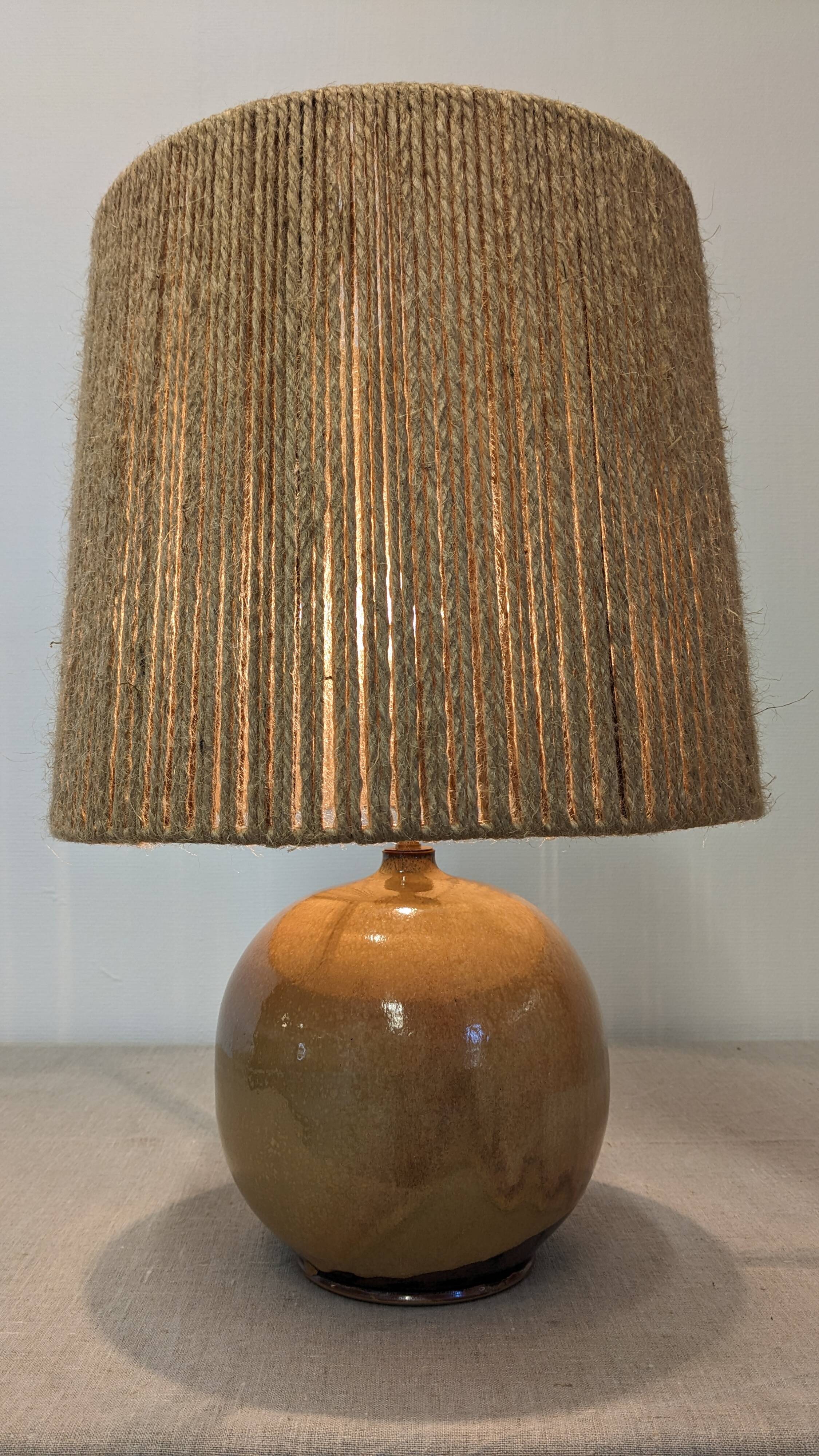 Lampe boule vintage en grès émaillé et corde de jute