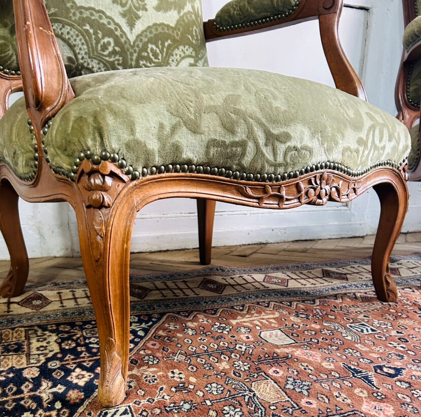 Paire de fauteuils à la reine cabriolet en velours vert style Louis XV - 19eme siècle France