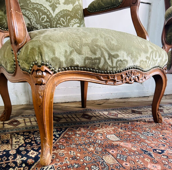 Paire de fauteuils à la reine cabriolet en velours vert style Louis XV - 19eme siècle France